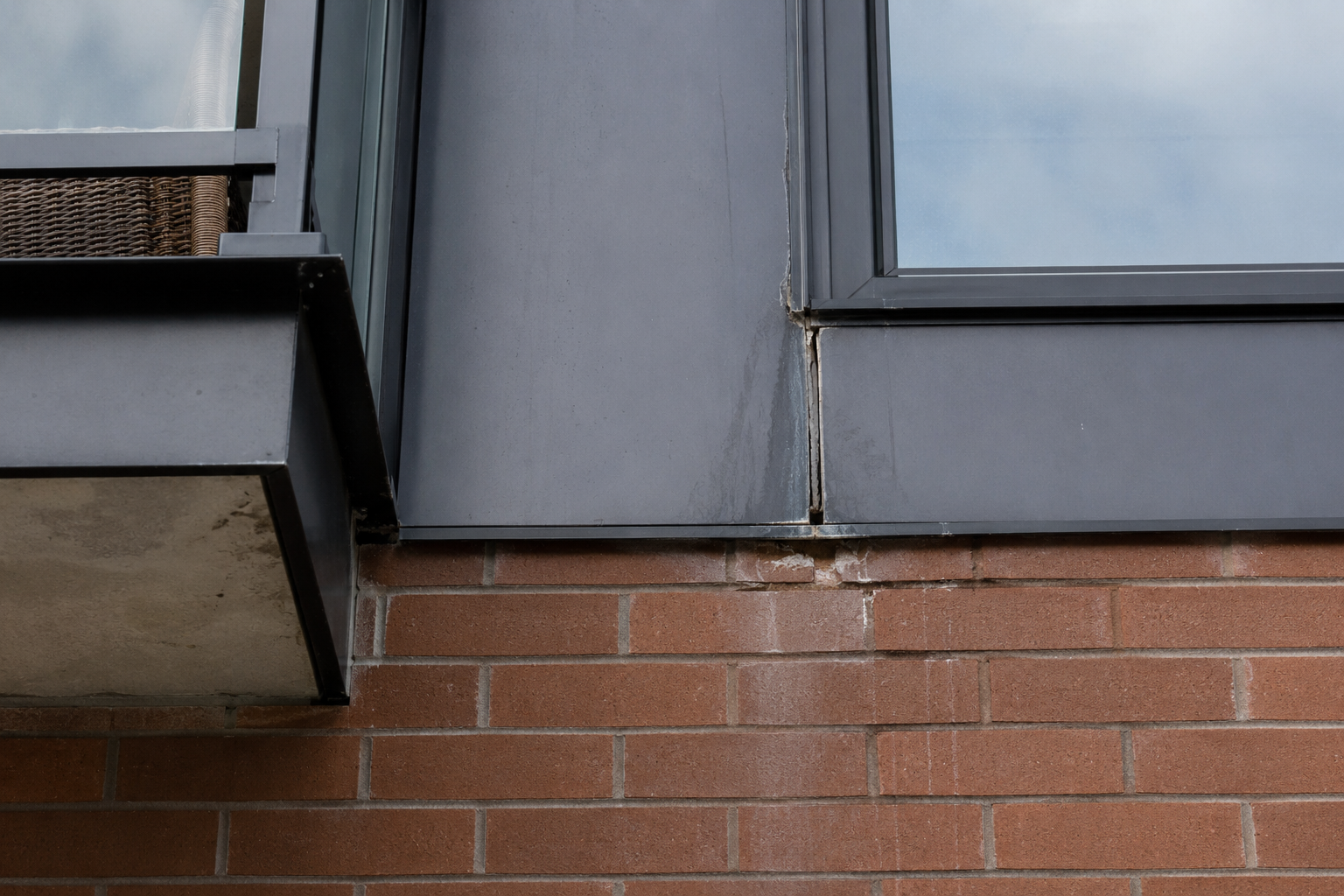Joint détérioré autour d’une fenêtre à documenter et à surveiller